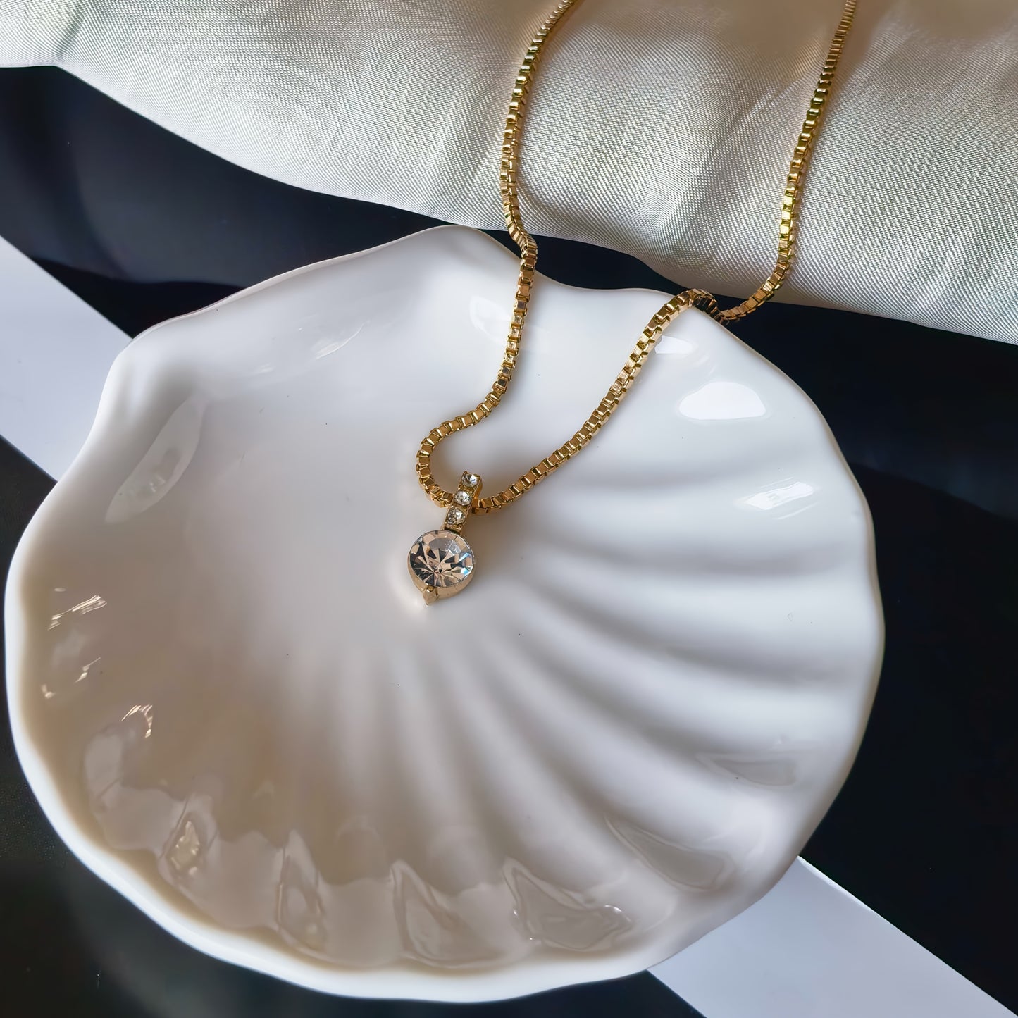 Elegant Geometric Solitaire Rhinestone Pendant Necklace for Women, Alloy with Unique Plating, Fashionable Collarbone Chain for Daily and Party Wear