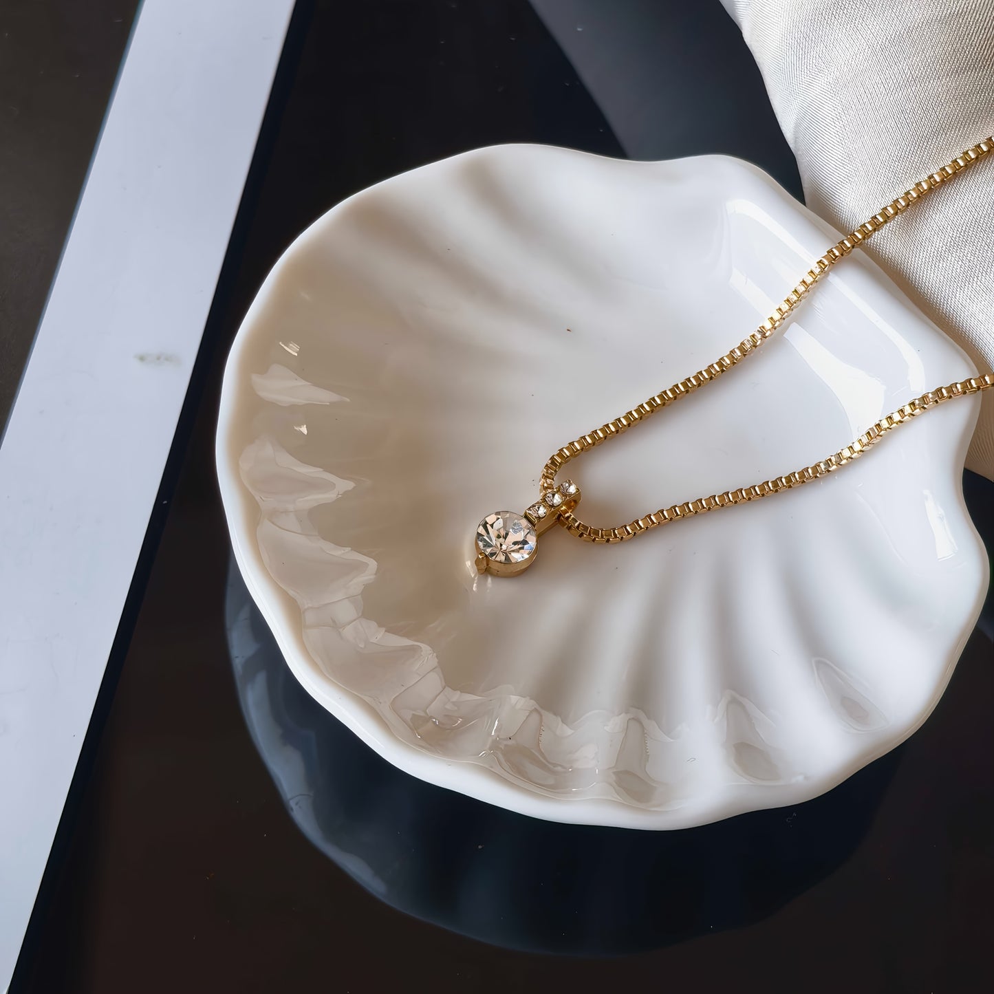 Elegant Geometric Solitaire Rhinestone Pendant Necklace for Women, Alloy with Unique Plating, Fashionable Collarbone Chain for Daily and Party Wear