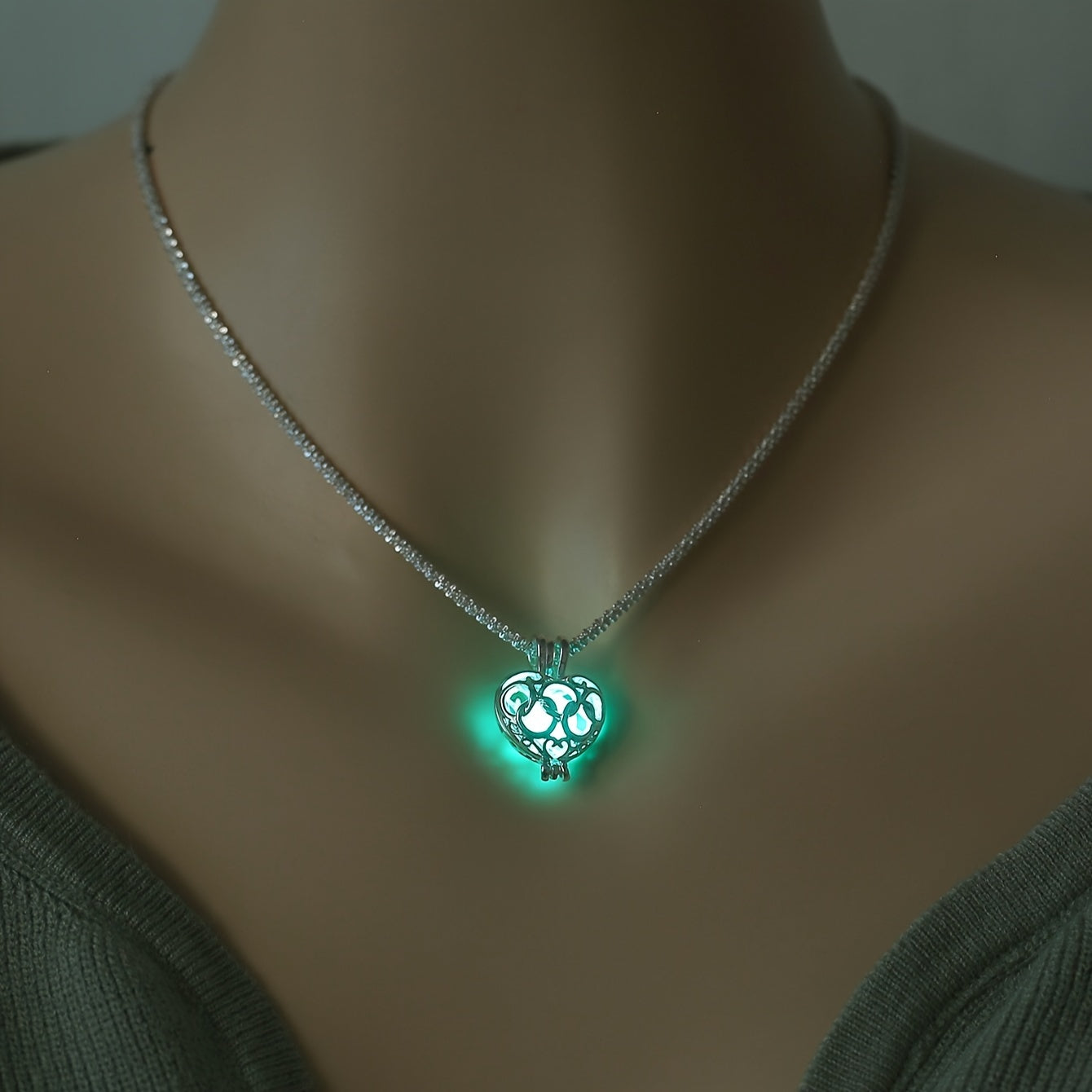 Nooxian Elegant Heart-Shaped Luminous Pendant Necklace - Classic Vacation Style, Glow-in-the-Dark Resin Charm, Copper Chain, Ideal for Daily Wear & Gifts, Valentine'S Day Special, Luminous Jewelry|Classic Necklace|Resin Penda