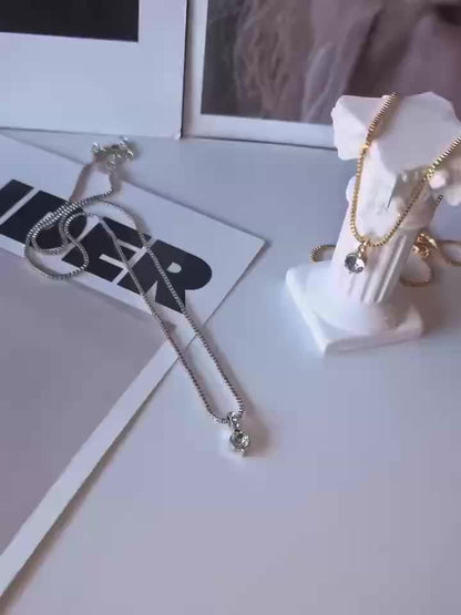 Elegant Geometric Solitaire Rhinestone Pendant Necklace for Women, Alloy with Unique Plating, Fashionable Collarbone Chain for Daily and Party Wear